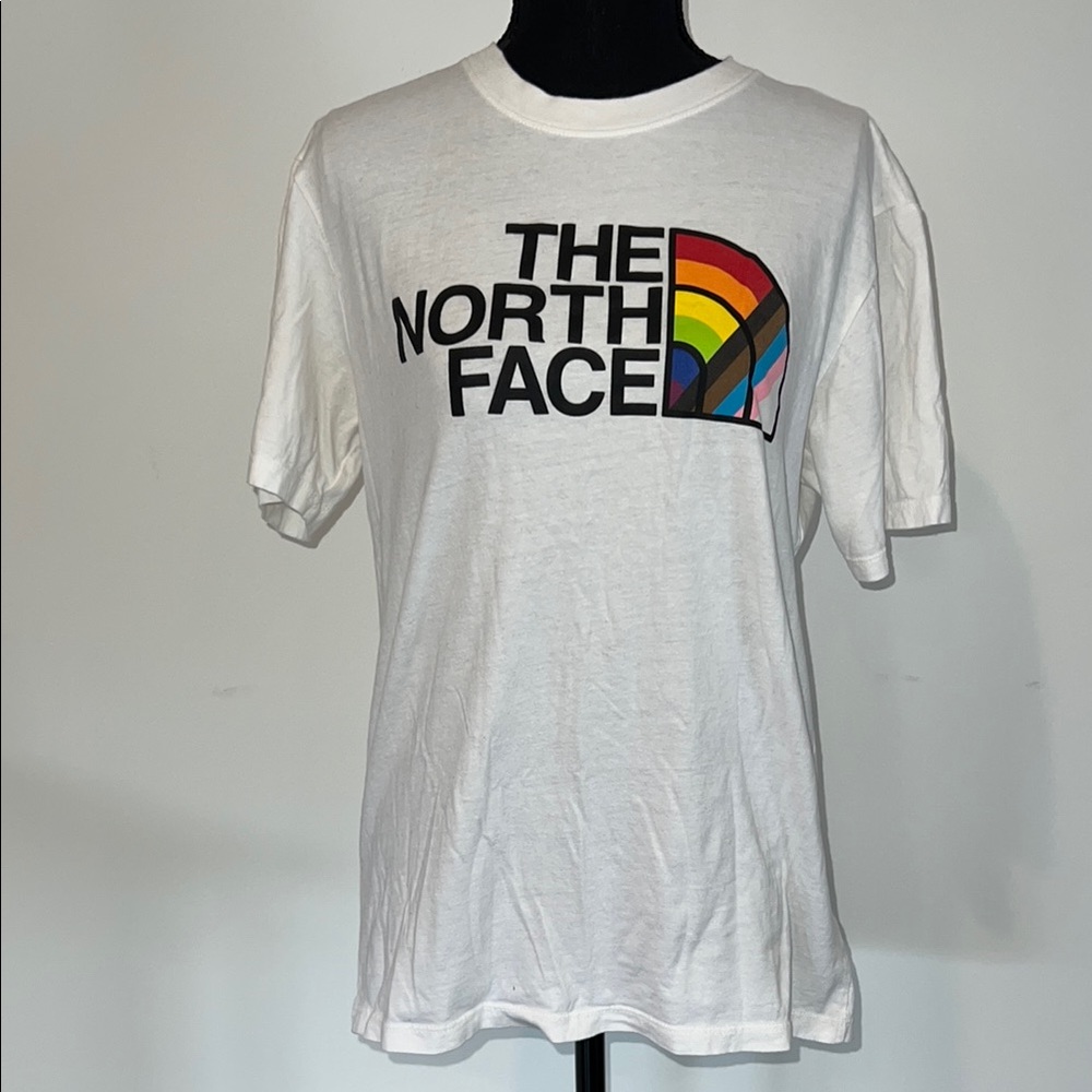 The North Face tshirt 🌈